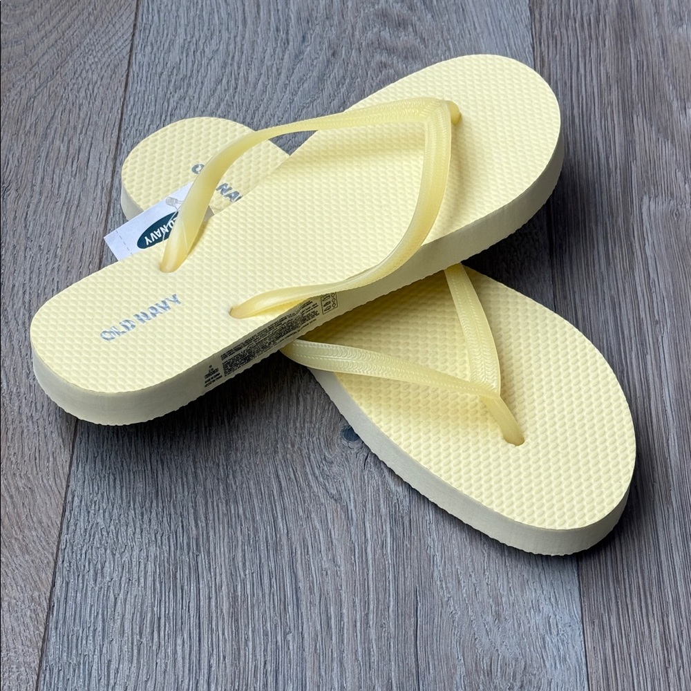 Old Navy Pastel Yellow Flip Flop Sandals-Size 9 - Picture 3 of 6